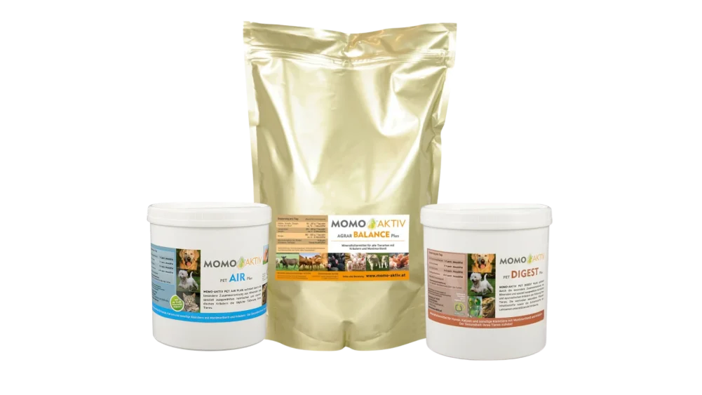 Eine Gruppe von drei MOMO-AKTIV Produkten: Eine goldene Tüte AGRAR BALANCE Plus, eine weiße Dose PET AIR Plus und eine weiße Dose PET DIGEST Plus